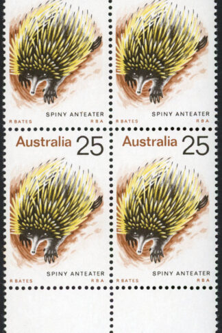 Australia BW660g Retouch in brown right at left of front paw U/M